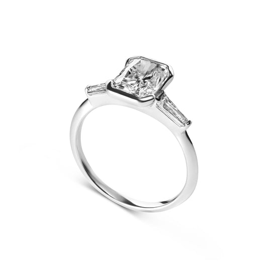 Anello Solitario Arden 2.5 ct Moissanite Taglio Radiant Tre Pietre Incastonatura Castone Bezel