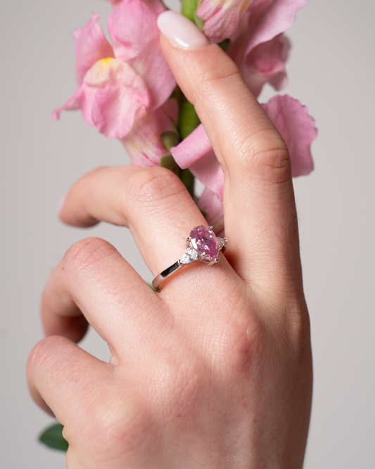 Moissanite Colorata vs Incolore: Quale Scegliere? 